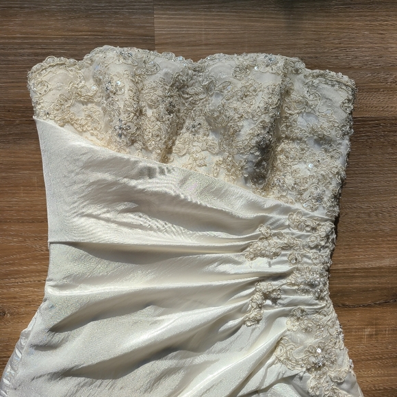 Maggie Sottero Ivory Wedding Dress J1152 size 6 - Picture 13 of 16